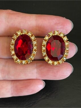 Vintage celebrity NY Gold-Tone Red rhinestone Halo Stud clip on Earrings
